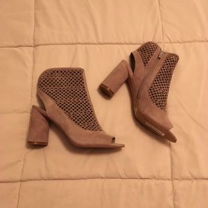 Beautiful Vince Camuto booties. Size 8 M. Taupe.